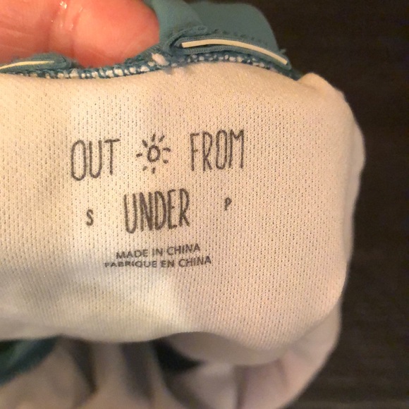 Out from under one piece - Picture 3 of 5